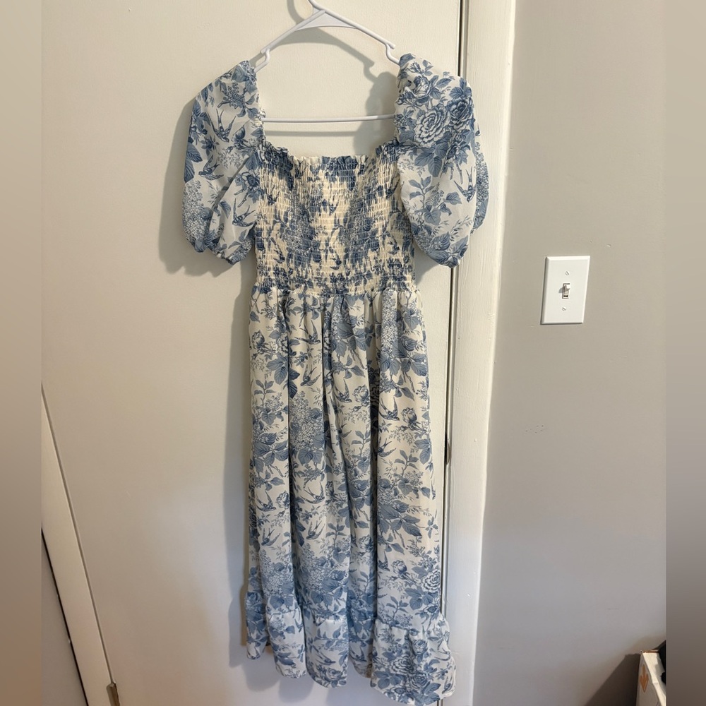 Like new, cream and blue floral dress size M